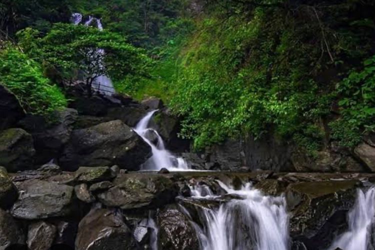 Curug Ciherang, Air Terjun yang Punya Rumah Pohon dan Jembatan Gantung