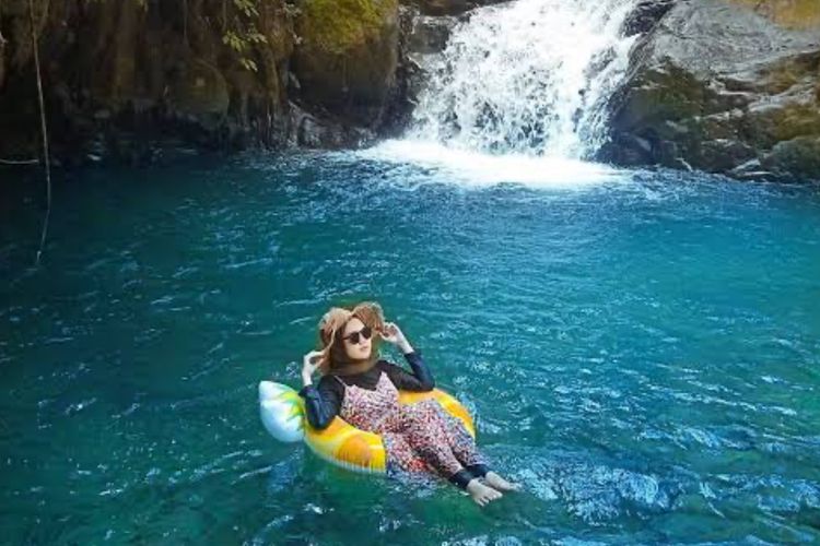 Pesona Tersembunyi Curug Cibulao, Surga Air Biru di Megamendung
