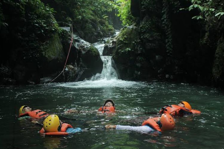 Mau Liburan Anti Mainstream? Yuk Coba Curug Naga di Bogor!