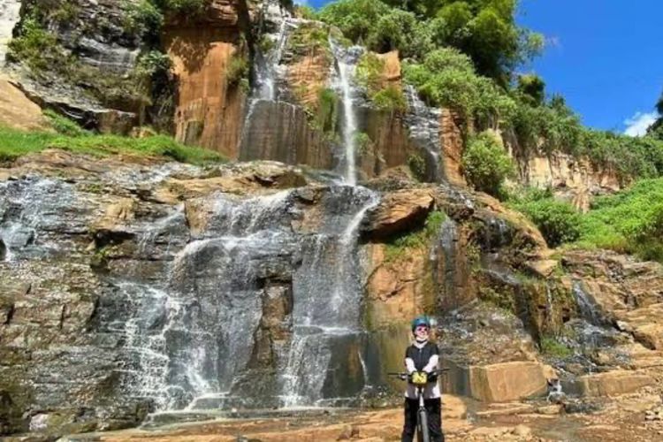 Curug Batu Templek: Eksotisme Air Terjun & Jembatan Gantung di Bandung