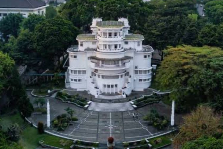 Intip Villa Isola Bandung, Jejak Arsitektur Art‑Deco yang Bertahan Hingga Kini