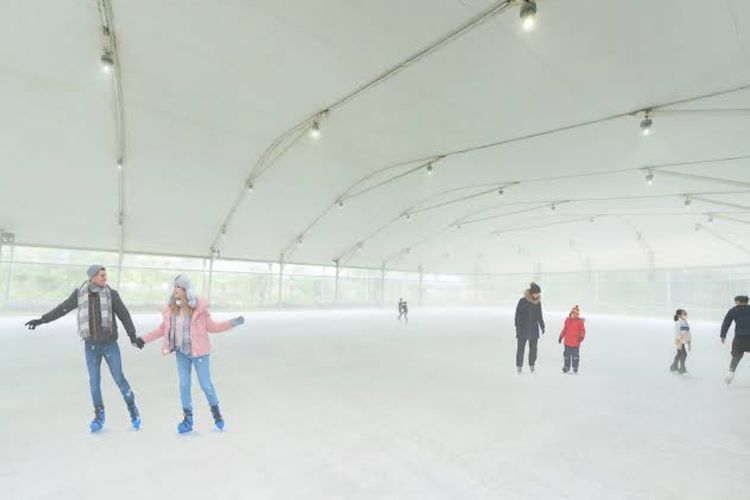 Gardenice Rink, Arena Ice Skating Semi Outdoor yang Menyenangkan di Bandung