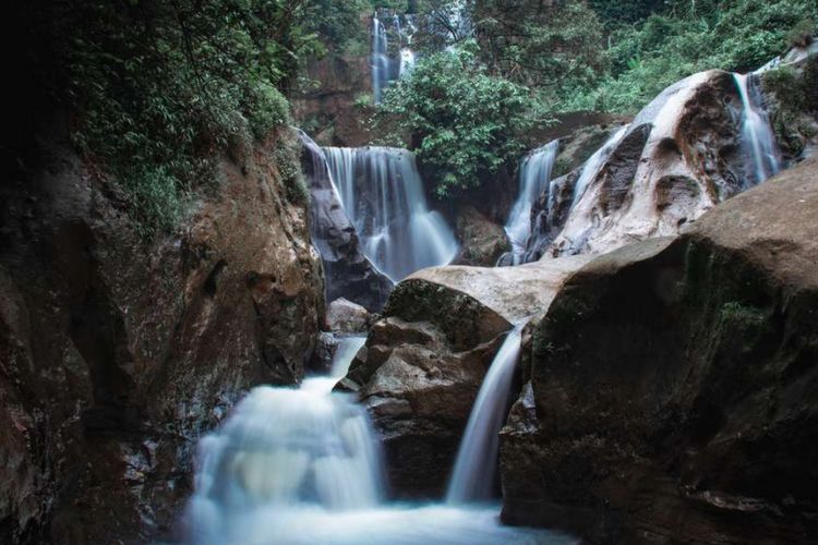 Pesona Alam Curug Luhur di Cianjur Selatan yang Bikin Enggan Pulang
