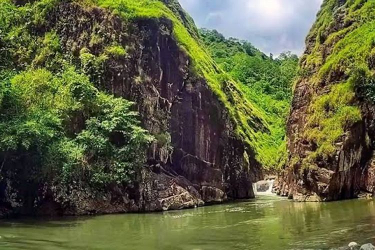 Pesona Leuwi Tonjong, Destinasi Eksotis ala Phuket di Garut Selatan