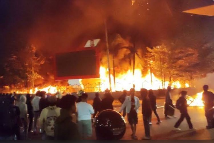 Makassar Berduka! Demo Ricuh Bakar Gedung DPRD, Tiga ASN Gugur