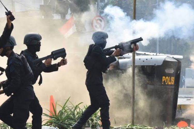 Demo di Surabaya Memanas, Gas Air Mata Serang Jurnalis dan Puluhan Massa