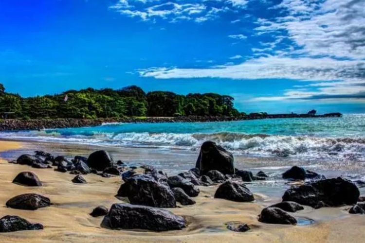 Bukan Bali, Ini Dia Pesona Pantai Santolo yang Punya Pasir Putih dan Pulau Unik