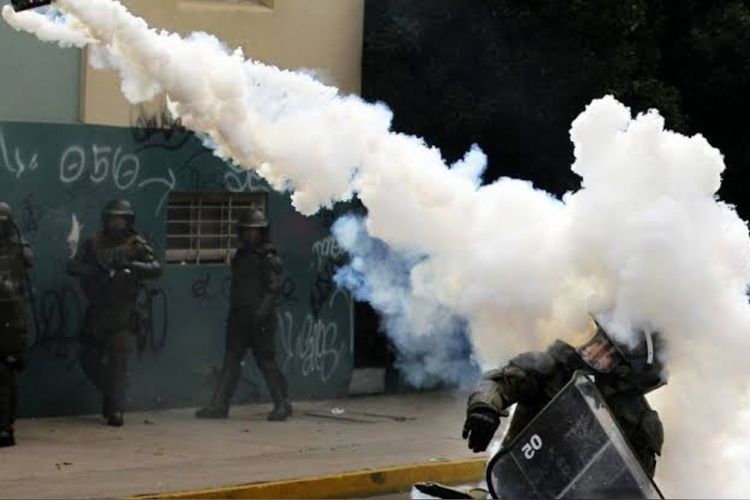 Bukan Pakai Odol, Ini Cara Aman Redakan Efek Gas Air Mata Menurut Kemenkes