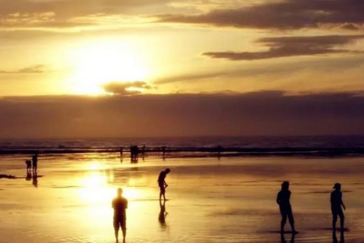 Pesona Magis Pantai Sayang Heulang: Surga Senja di Garut Selatan