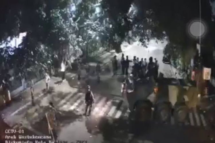 Kampus Unisba dan Unpas Tersasar Tembakan Gas Air Mata Saat Aksi Demo