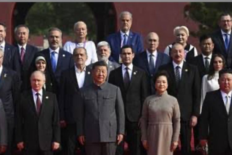 Berdiri Sejajar dengan Xi Jinping, Putin, dan Kim Jong Un, Foto Prabowo di China Viral!