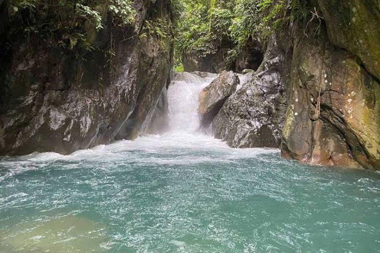 Air Bikin Glowing? Ini Dia Daya Tarik Curug Cibadak Tasikmalaya yang Viral