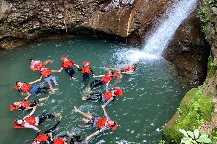 Pesona Curug Panganten Ciamis: Air Terjun Kembar yang Mempesona