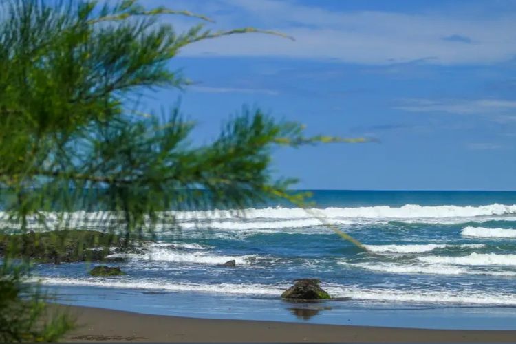 Pesona Pantai Ciwidig Cianjur: Liburan Damai di Tengah Rimbunnya Hutan Pinus
