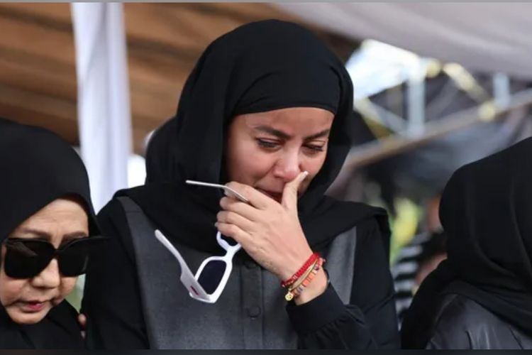 Duka Mendalam Olla Ramlan atas Meninggalnya Ibunda Tercinta