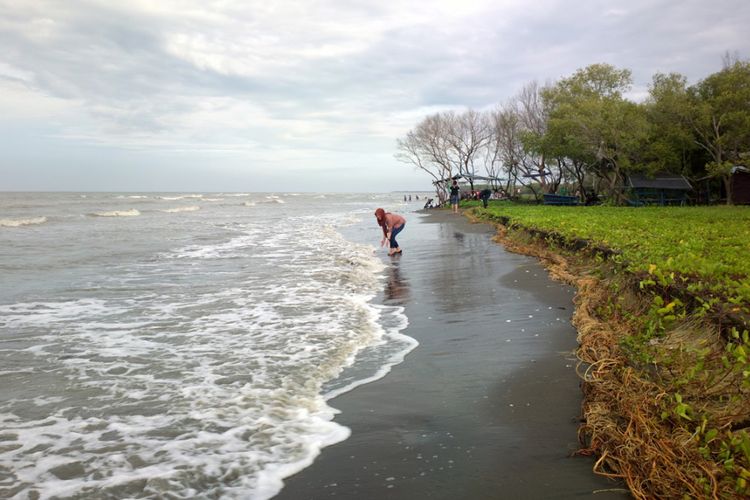 Keindahan dan Keasrian Pantai Muara Beting yang Masih Jarang Terjamah