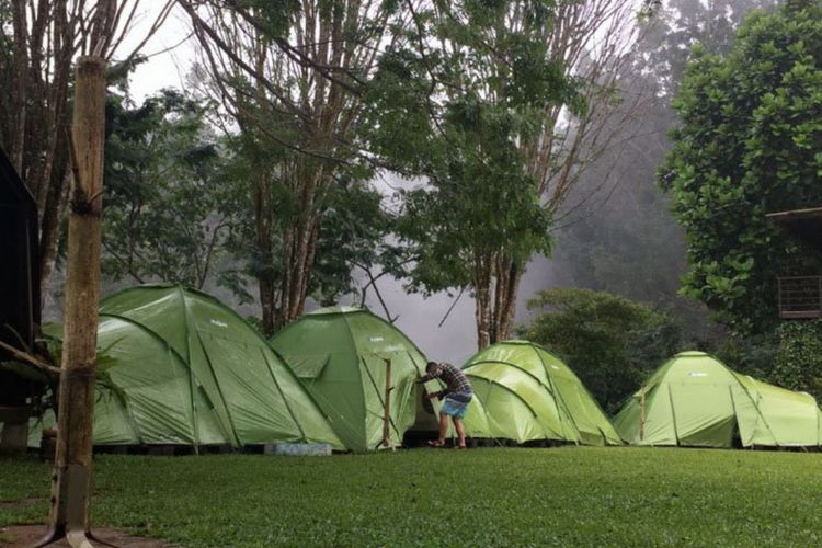 Liburan Seru dan Adem di Kiarapayung Camp, Bumi Perkemahan Favorit Jawa Barat