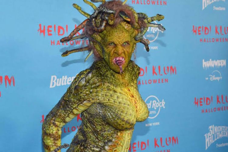 Heidi Klum Sukses Buat Halloween Lebih Seram dengan Kostum Medusa