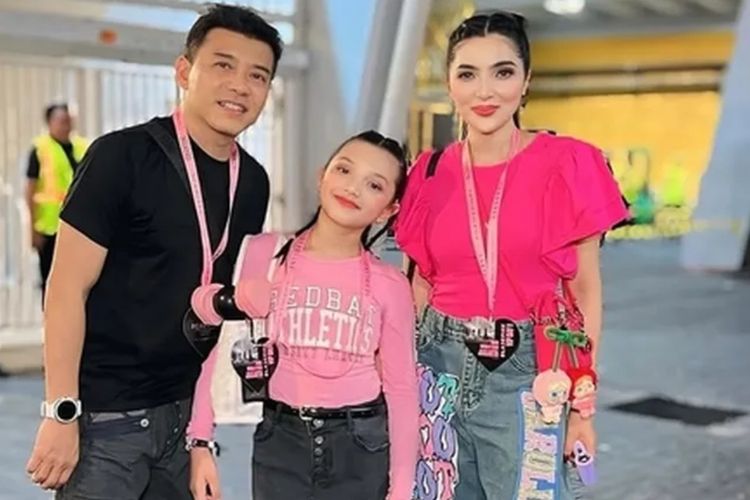 7 Daftar Artis dan Anaknya Saat Nonton Konser BLACKPINK, Gayanya Kompak!