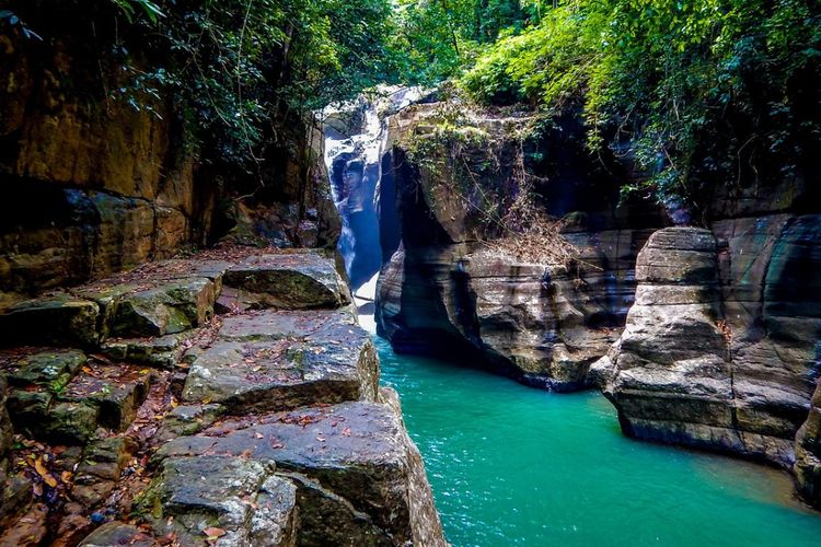 Cunca Wulang, Permata Alam Labuan Bajo dengan Kolam Bulan yang Diapit Batu Unik