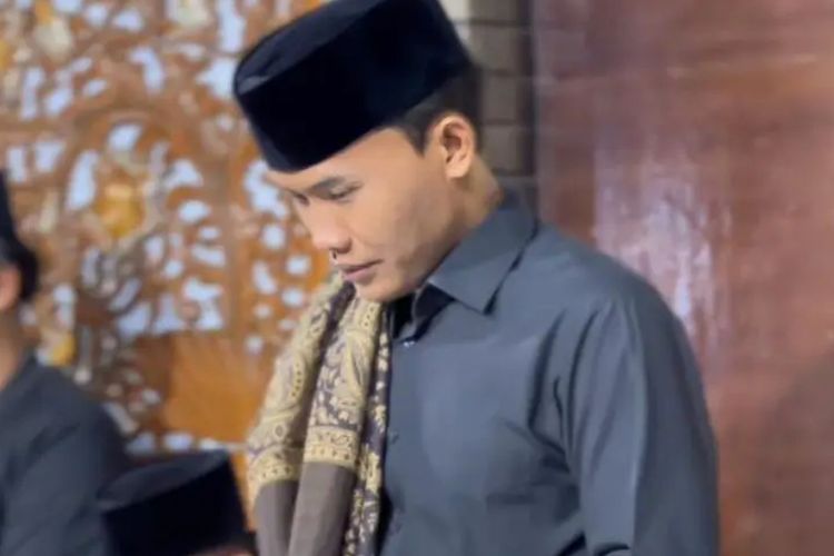 Viral Gus Elham Cium Anak, Wamenag: Itu Tidak Pantas dan Tak Patut Dicontoh