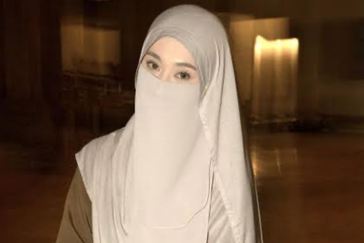 Siapa Tinandrose? Mengenal Lebih Dekat Penulis Bercadar yang Dinikahi Fiki Naki