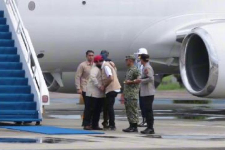 Prabowo Peluk Gubernur Mualem Usai Tiba di Aceh dan Fokuskan Perjalanan ke Bireuen