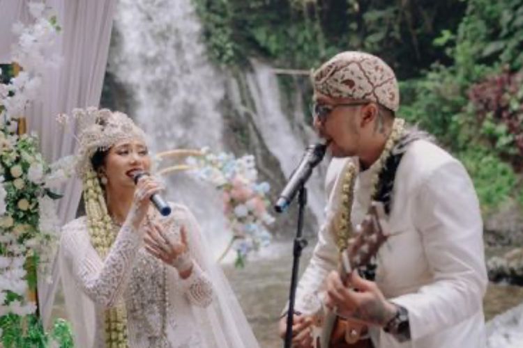 Viral Pengantin Raden Wikky dan Ajeng Kusuma: Akad Nikah di Air Terjun Pakai Baju Adat