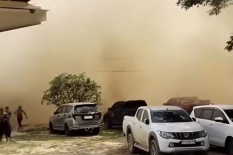 Helikopter Mendarat di Aceh Tamiang, Debu Menyebar dan Menggelapkan Suasana