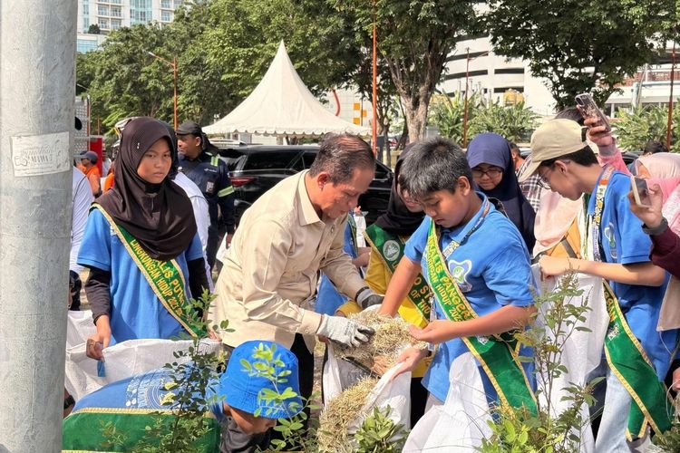 Perumda Air Minum Surya Sembada Dukung Gerakan Indonesia Asri melalui Kegiatan Korve Kalimas Surabaya bersama Menteri Lingkungan Hidup