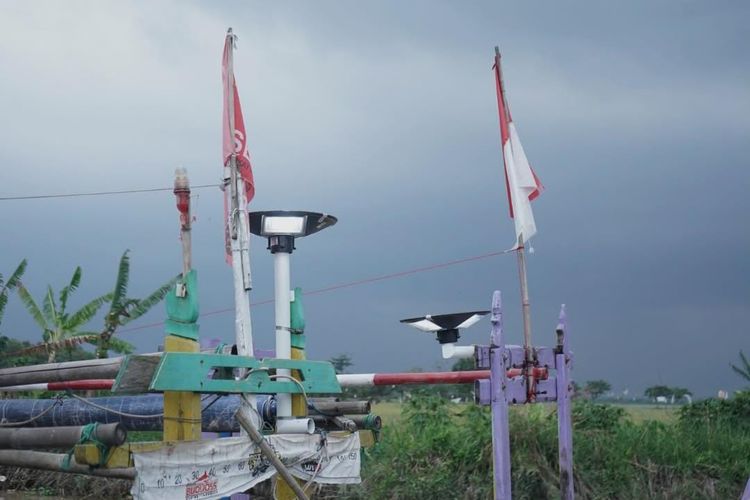 Pertamina NRE Pasang PLTS Portabel untuk Nelayan Pesisir Cilamaya