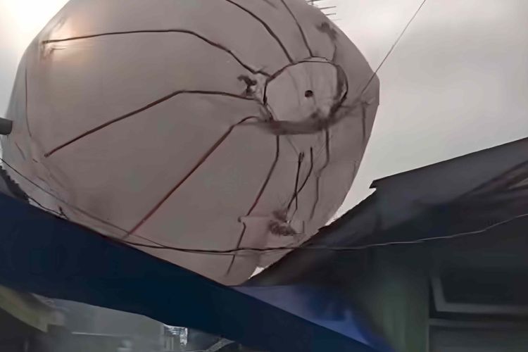 Warga Sukorejo Blitar Gagalkan Potensi Kebakaran Akibat Balon Udara Liar