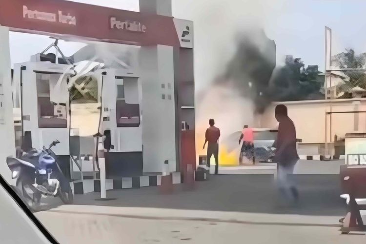 Insiden Kebakaran Mobil di SPBU Sempolan Jember, Petugas Berjibaku Padamkan Api