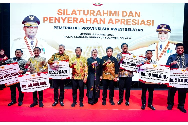 Gubernur Sulsel Serahkan Penghargaan Pembangunan, Perkuat Sinergi Pemerintah dan Masyarakat