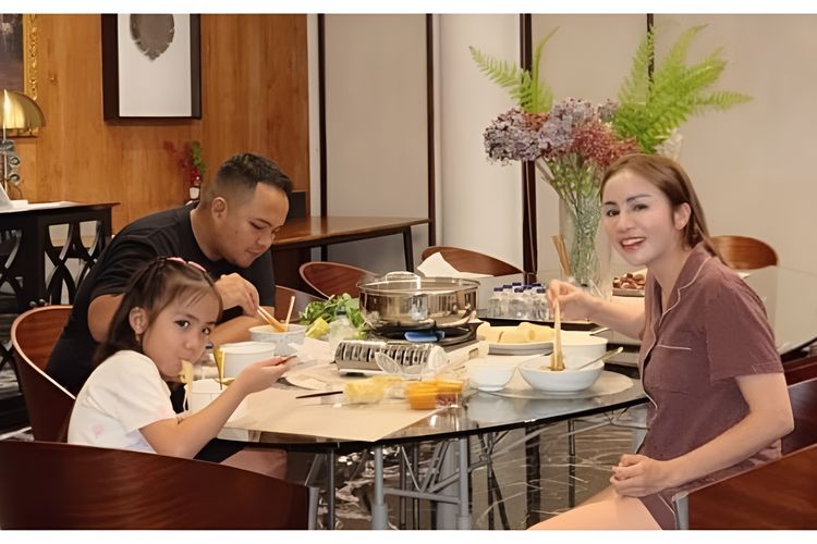 Rayakan Anniversary ke-9, Momo Geisha Pilih Momen Sederhana Bersama Keluarga di Rumah