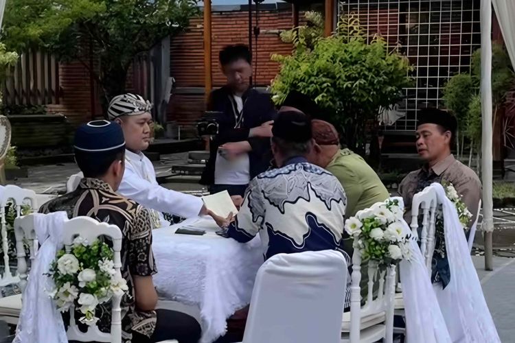 Viral Video Ayah Gugup Saat Nikahkan Putrinya, Sebut Anak Kandung Jadi Anak Kambing