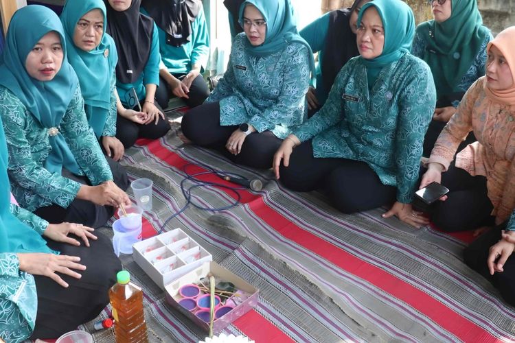 Ketua TP PKK Kabupaten Madiun Tekankan Tertib Administrasi dan Inovasi Ekonomi di Desa Bancong