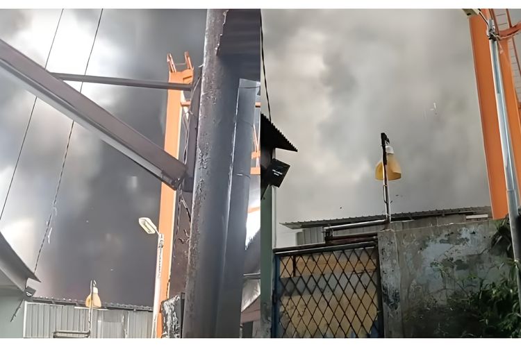Kebakaran Gudang Ban Cibodas Picu Kepanikan, Asap Hitam Sempat Membumbung Tinggi