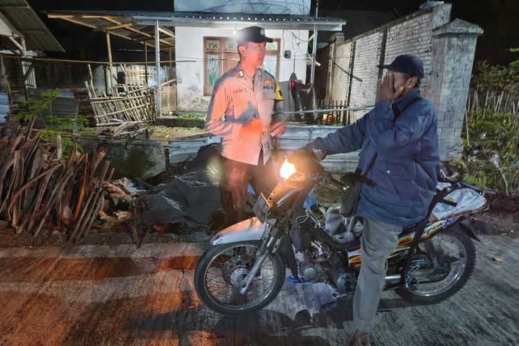 Patroli Dini Hari, Polsek Candipuro Lumajang Jatim Periksa Pengendara dan Antisipasi Kriminalitas