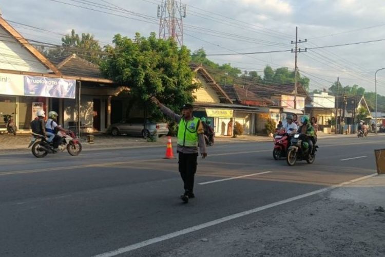 Cegah Kemacetan dan Kecelakaan, Polsek Geger Intensifkan Commander Wish di Jalur Madiun-Ponorogo