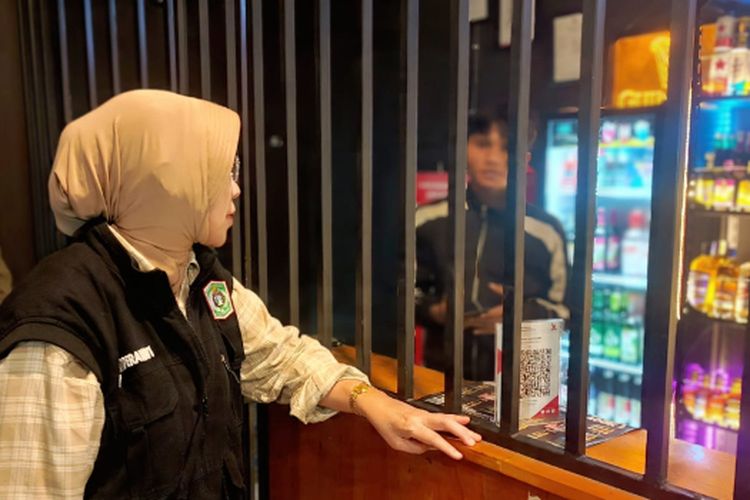 Bupati Lumajang dan Polisi Sidak Toko Penjual Miras Tanpa Izin di Sukodono, Warga Geleng  Geleng Kepala