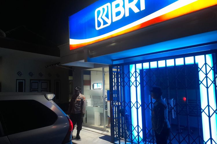 Polsek Pasrujambe Lumajang Patroli Bank BRI, Antisipasi Kejahatan di Obyek Vital