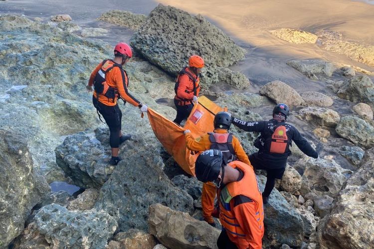 Tim SAR Gabungan Temukan Korban Tenggelam di Pantai Pangi Blitar Setelah Enam Hari Pencarian