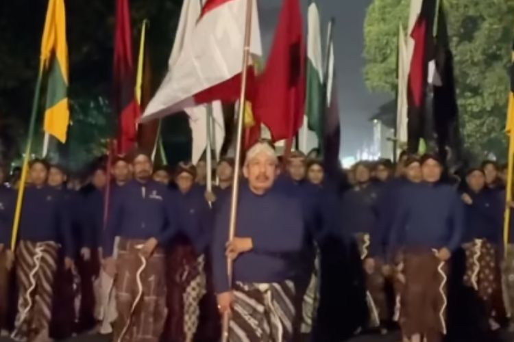 Jejak Dua Abad Tradisi Mubeng Beteng Keraton Yogyakarta
