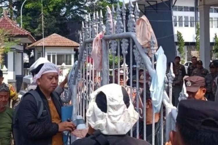 Viral Aksi Seribu Cangcut di Kuningan, Massa Tuntut Dugaan Pejabat Amoral Diusut Tuntas