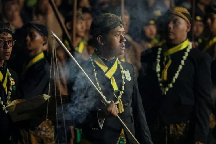 Ribuan Warga Padati Kirab Pusaka Malam 1 Suro Mangkunegaran, Pemprov Jateng Soroti Dampak Ekonomi