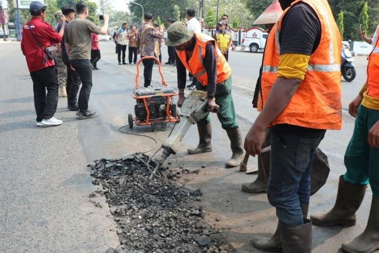 Jalan Rusak Menahun di Sragen Akhirnya Diperbaiki, Pemprov Jateng Gelontorkan Rp38,2 Miliar