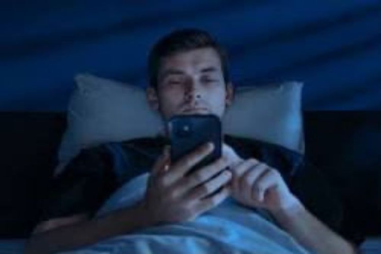 Kenapa Niat Tidur Cepat Malah Berakhir Scroll Sampai Tengah Malam? Ini Penyebabnya