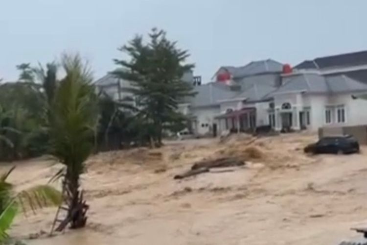 Hujan Deras Sejak Siang, Banjir Rendam Sejumlah Pemukiman Warga Padang