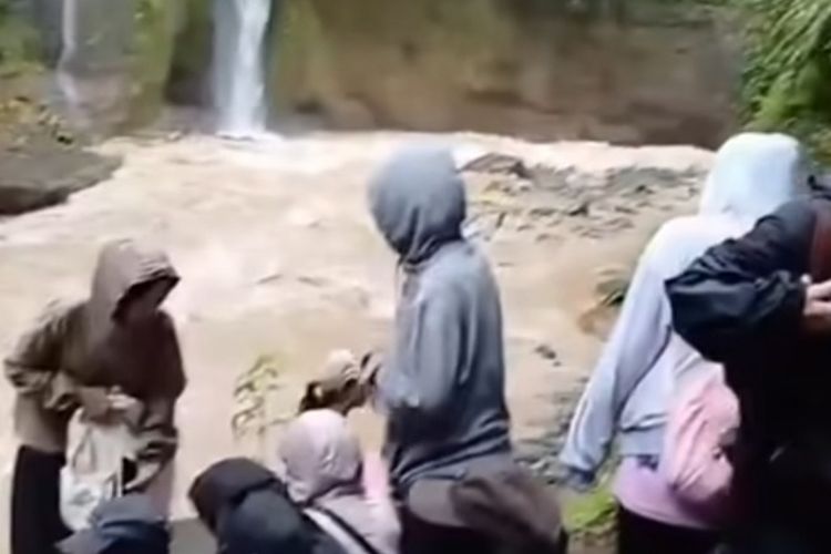 30 Wisatawan Terjebak di Langkuik Tinggi Agam Selamat setelah Berhasil Evakuasi Mandiri 